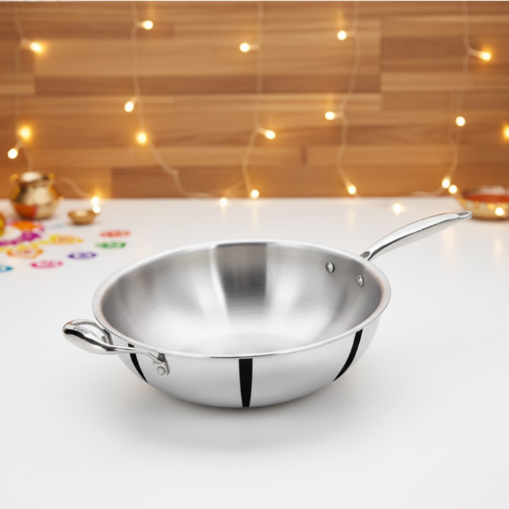 विनोद डोनिव टाइटेनियम ट्रिपली स्टेनलेस स्टील वोक साइड हैंडल के साथ 28 सेमी, क्षमता 4.00 लीटर 