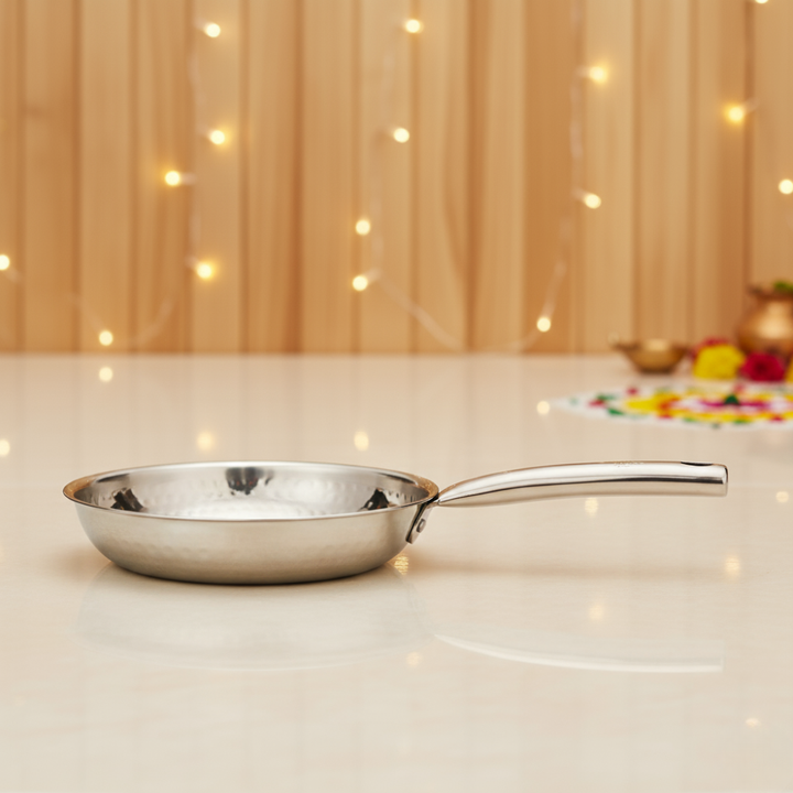 विनोद - क्लारो हेवी गेज स्टेनलेस स्टील हैमर्ड फ्राई पैन 1.5 मिमी मोटाई के साथ 1000 मिली