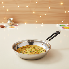 विनोद स्टेनलेस स्टील हैवी बॉटम रॉयल फ्राई पैन डिशवॉशर सुरक्षित, गैस स्टोव और इंडक्शन के अनुकूल, टिकाऊ, 22 सेमी फ्राइंग पैन, सॉफ्ट टच हैंडल, रसोई के बर्तन